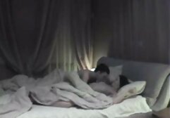 二人の若い男はベッドの上でいたずらです 女性 安心 アダルト ビデオ